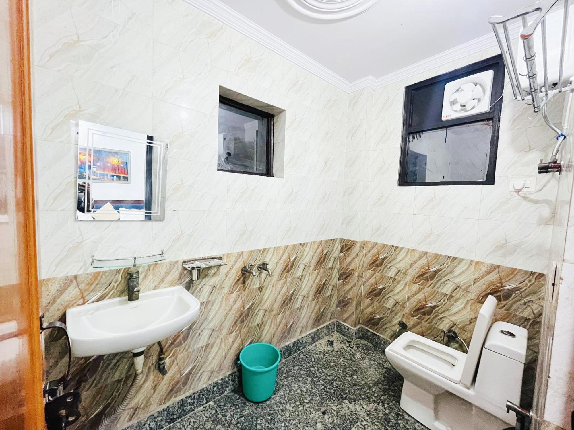 Hotel Aura Inn- Malviya Nagar 3*